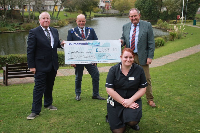 Presentation of cheque by the Freemasons